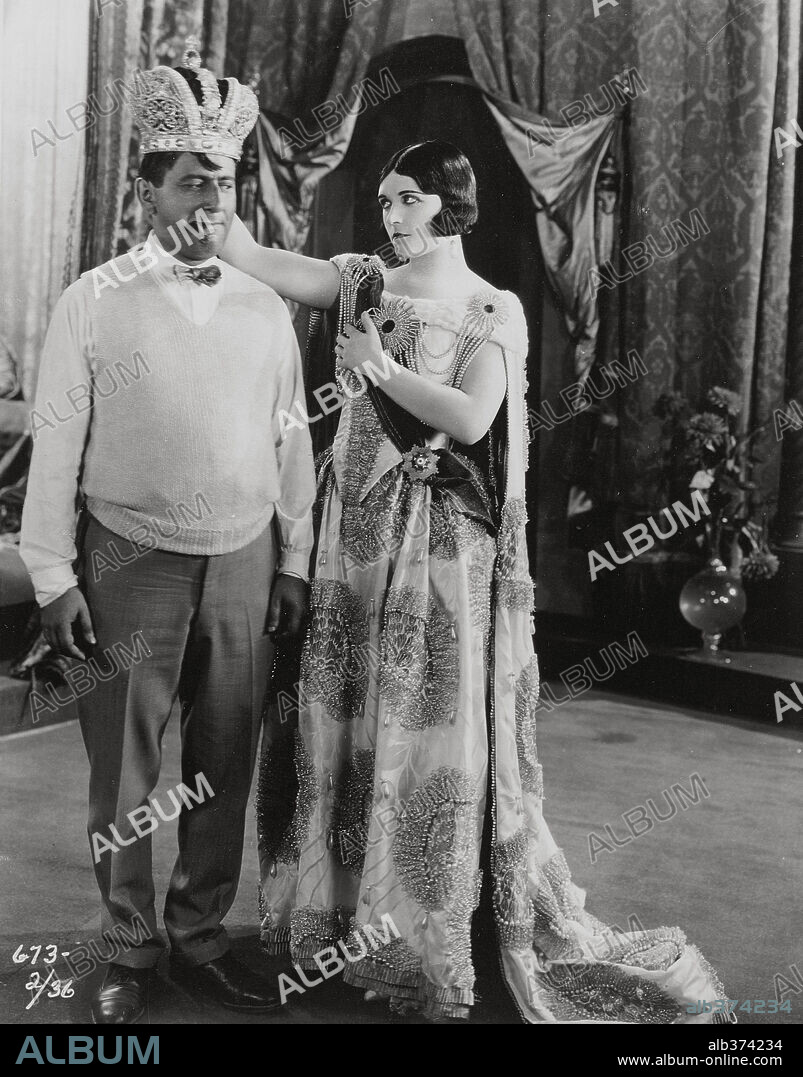 ERNST LUBITSCH y POLA NEGRI en LA FRIVOLIDAD DE UNA DAMA, 1924 (FORBIDDEN PARADISE), dirigida por ERNST LUBITSCH. Copyright PARAMOUNT PICTURES.