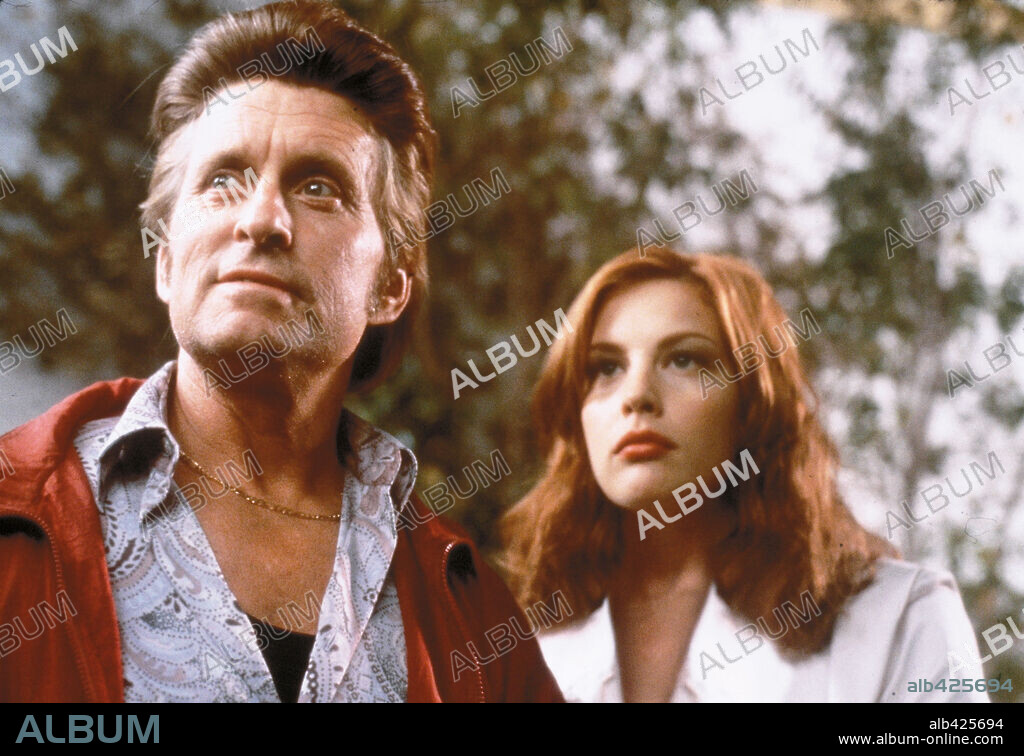 LIV TYLER und MICHAEL DOUGLAS in NACHT BEI MCCOOL'S, EINE, 2001 (ONE NIGHT AT MCCOOL'S), unter der Regie von HARALD ZWART. Copyright FURTHER FILMS/OCTOBER FILMS / MIDGLEY, JAMIE.
