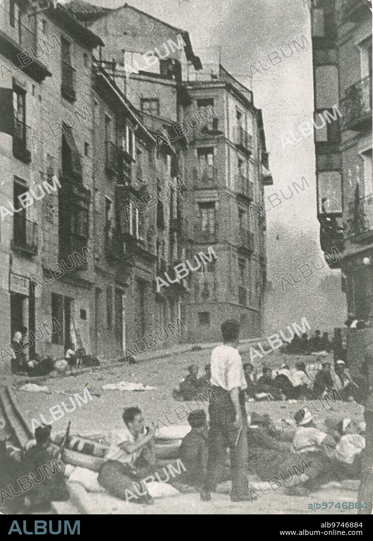 Agosto 1936. Toledo (España). Guerra Civil Española. Calle que desde el miradero conduce a la plaza de Zocodover, los milicianos republicanos, parapetados, hacen fuego sobre los nacionales que defienden el Alcázar de Toledo.