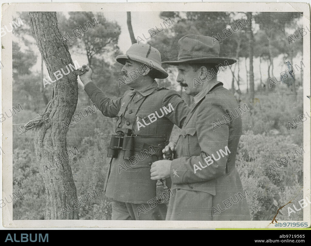 Cataluña, 1939. Guerra Civil Española. Francisco Franco dirige en campaña las operaciones del frente de Cataluña, acompañado de su ministro de Guerra el general Dávila del Ejército del Norte.