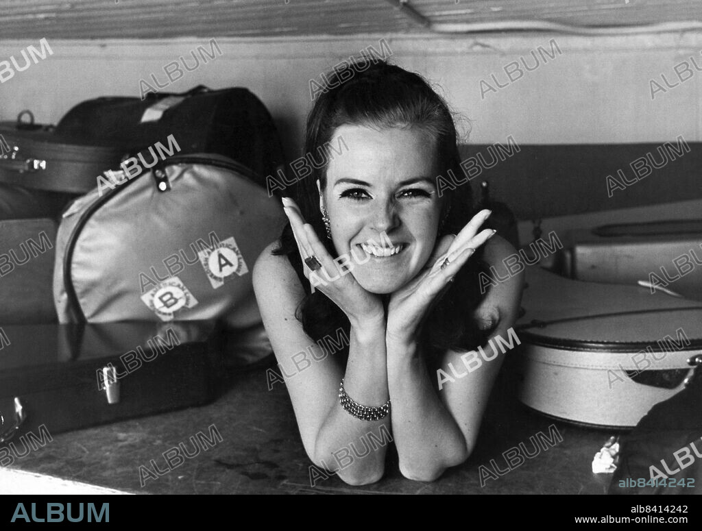 STOCKHOLM 1967-09-04. Anni-Frid Lyngstad från Eskilstuna vann soloklassen i popsång i Barnens dags talangtävling Nya ansikten. Vid finalen på Skansen fick hon ett extrapris av Lasse Holmquist, som skötte prisutdelningen. Hon fick besked om att hon tio minuter senare skulle uppträda i Hylands hörna. Sången hon vann med var "En ledig dag".. Foto: Sam Stadener / DN / TT / Kod: 55. ** SvD OUT **.