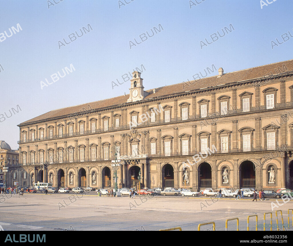 LUIGI VANVITELLI (1700-1773). PALAZZO REALE INICIADO EN 1600  POR DOMENICO FONTANA - FACHADA REFORMADA EN EL S XVIII.