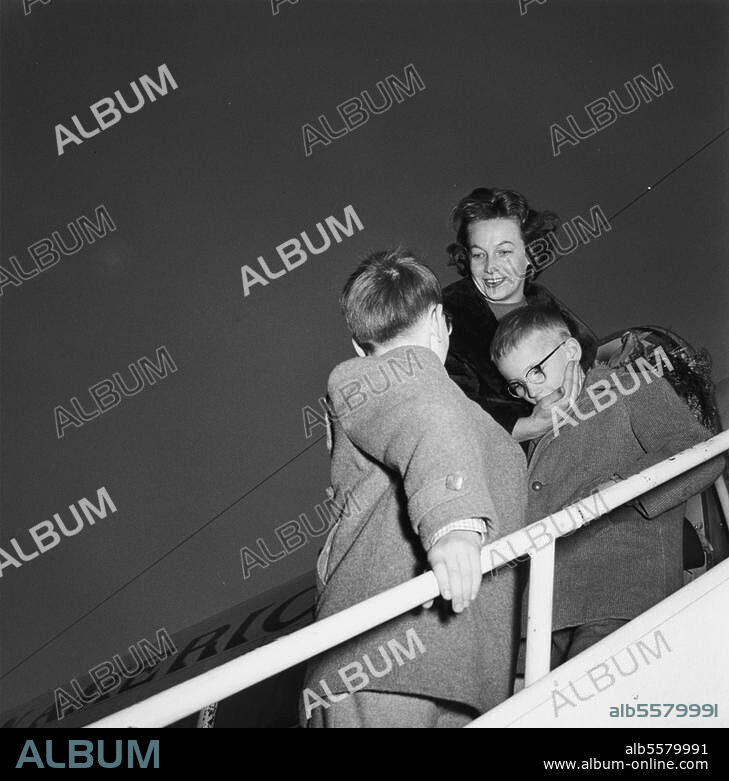 Brandt, Rut, née Hansen, veuve Bergaust ; écrivaine norvégienne ; 1re épouse de Willy Brandt ; 10.1.1920 Hamar (Norvège) - 28.7.2006 Berlin. En épouse du maire de Berlin lors de son retour de son voyage officiel aux USA : Rut Brandt est accueillie par ses deux fils à l'aéroport de Tempelhof. 25.2.1959.