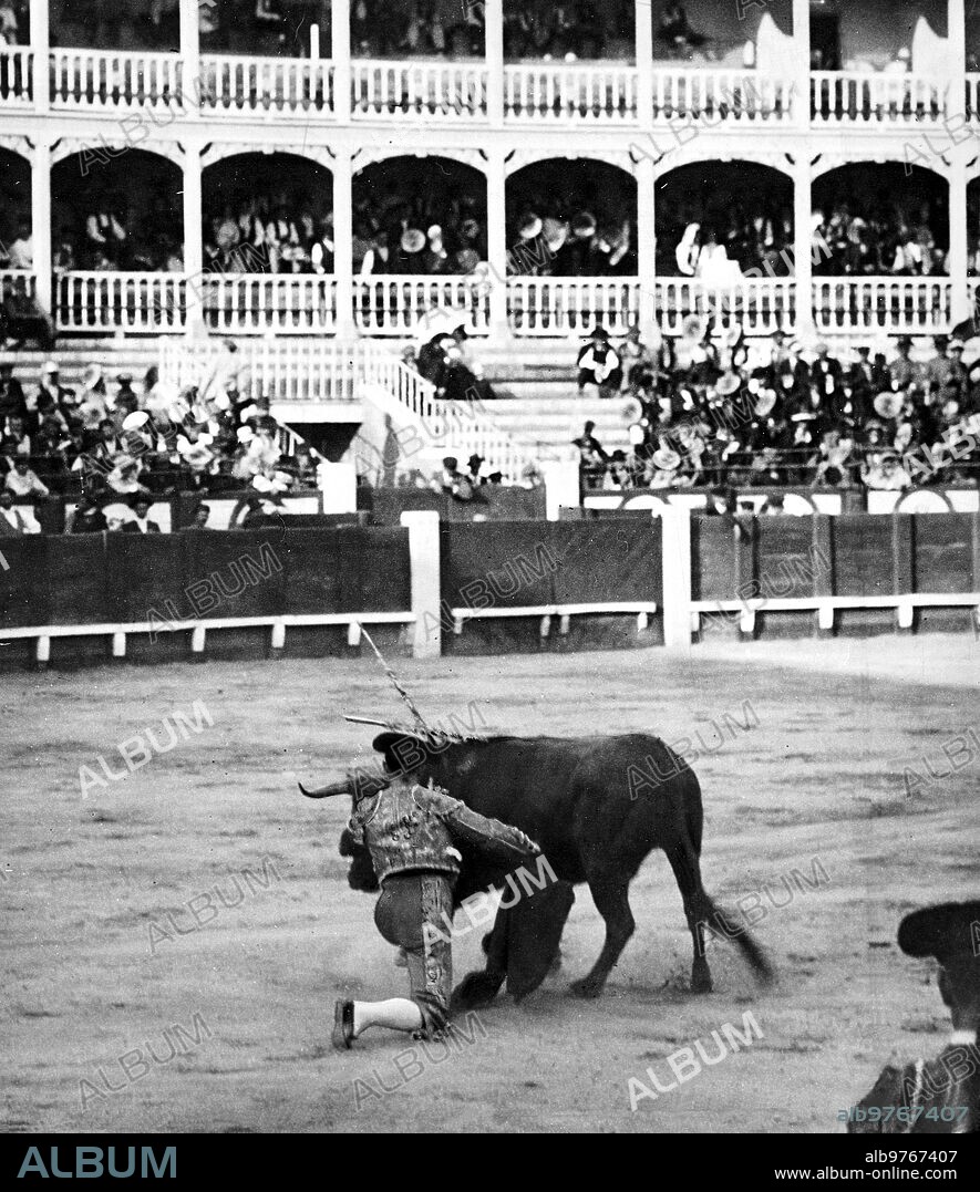 September 5, 1911. From yesterday's bullfight in Aranjuez the matador Beaver Ibarra, "Cocherito de Bilbao", giving a knee pass on his third bull.
