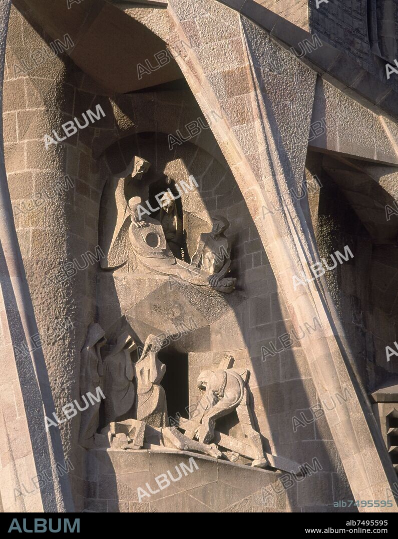 JOSEP MARIA SUBIRACHS (1927-2014). ESCULTURAS DE LA FACHADA DE LA PASION-VIA CRUCIS- DESCENDIMIENTO-SIMON EL CIRENEO - FOTO AÑOS 90.
