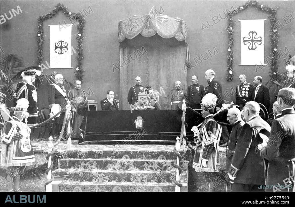 Agosto 1916. El viaje del Rey A Vitoria. Don Alfonso Xii (1), con el ministro de instrucción Pública, Sr. Burell (2), en la presidencia del concurso obrero Escuchando el discurso de D. Eduardo dato.
