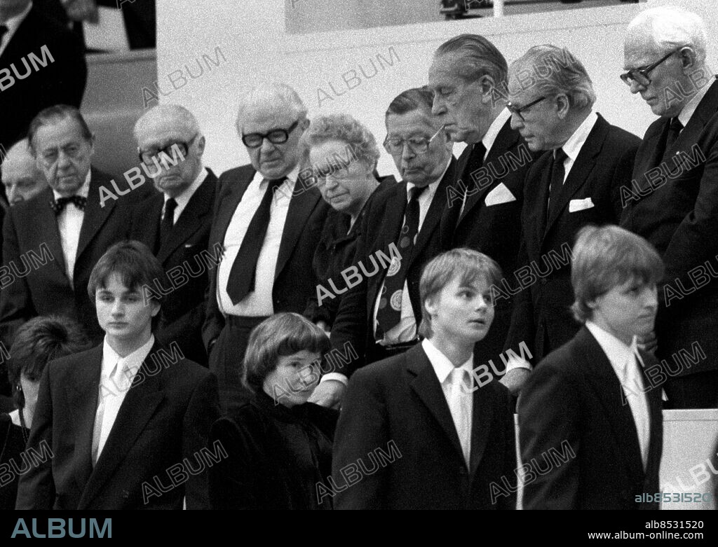 ARKIV 1972-12-20. Lisbeth Palme (2:a fr v) i främre raden omgiven av sönerna Mårten (tv) Mattias (3:e fr v) och Joakim (th) deltar in en tyst minut i Sveriges riksdag i Stockholm 10:e mars 1986 med anledning av mordet på statsminister Olof Palme som skedde sent på kvällen 28:e februari 1986.. Foto: Lars Nyberg / XP / SCANPIX / Kod: 34. **AFTONBLADET OUT**.