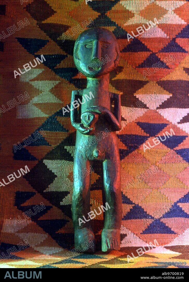 HEAD HUNTERS. Hardwood statue of Headhunter with trophy head. Naga tribe. Gordon Reece Gallery, Knaresborough.