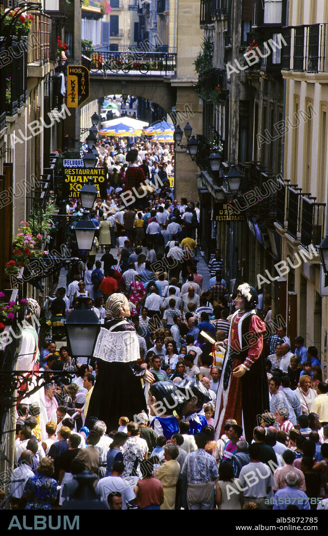 San Sebastián / Donostia; casco antiguo; gigantes en Semana Grande.