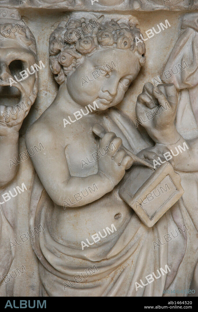 ARTE ROMANO. ITALIA. Relieve de un SARCOFAGO ROMANO, donde aparece representado un alumno que toma anotaciones en una TABLILLA DE CERA "tabulae" con un PUNZON "stilus". Museos Vaticanos. Ciudad del Vaticano.