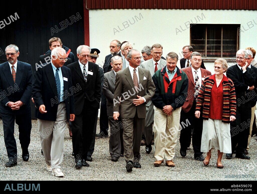 980923, Hallandsåsen-Lya. HMK Kung Carl Gustaf i samspråk med bondeparet Marianne och Sven-Olle Svensson som drabbaders hårt och var tvången att hälla ut all mjölk efter giftskandalen-foto-Bengt Magnusson-GP-Kamerareportage *** Local Caption *** The Swedish Royal Family. Bengt Magnusson-GP.