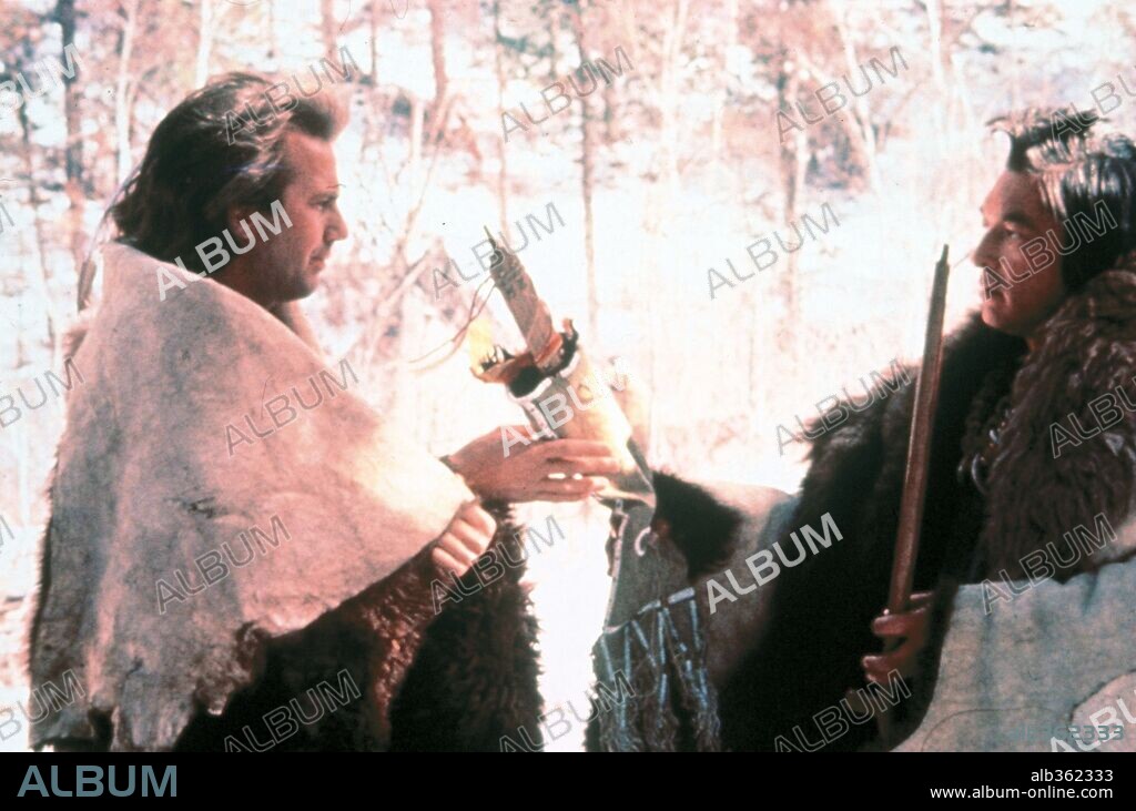 GRAHAM GREENE und KEVIN COSTNER in DANCES WITH WOLVES, 1990, unter der Regie von KEVIN COSTNER. Copyright ORION PICTURES.