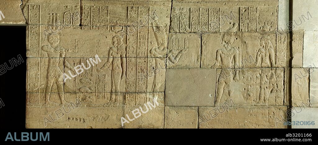 TEMPLO DE DEBOD: ESCENAS 3 Y 4 EN EL LADO IZQUIERDO DE LA PARED OESTE DEL VESTIBULO.