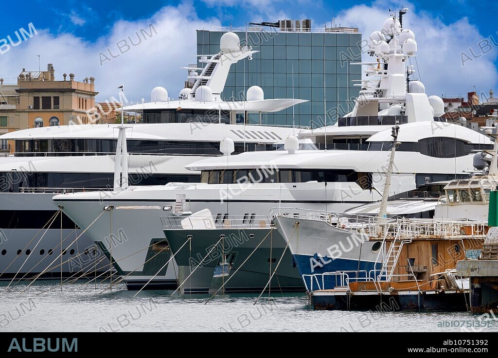 Yate, Port Vell, Puerto de Barcelona, Barcelona, Catalonia, Spain.