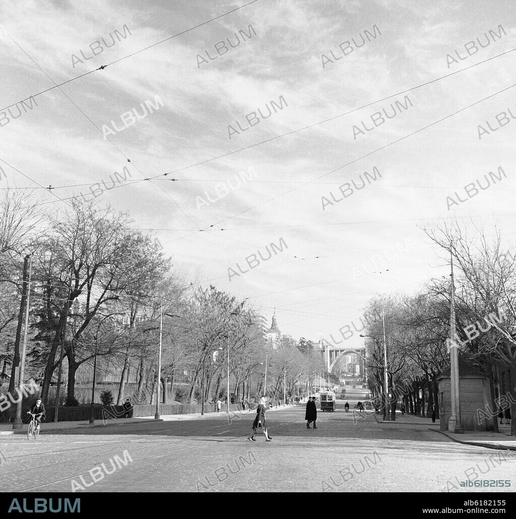 CALLE SEGOVIA CON EL VIADUCTO AL FONDO - FOTOGRAFIA EN BLANCO Y NEGRO - AÑOS 50.
