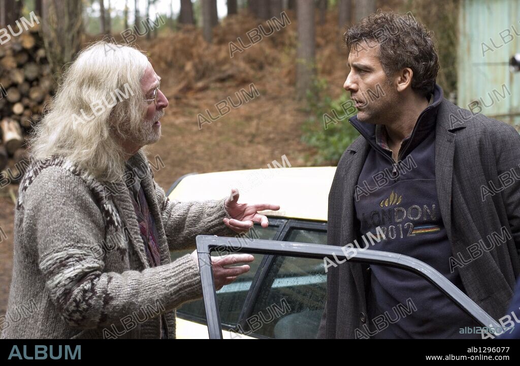 CLIVE OWEN y MICHAEL CAINE en HIJOS DE LOS HOMBRES, 2006 (CHILDREN OF MEN), dirigida por ALFONSO CUARON. Copyright UNIVERSAL PICTURES/STRIKE ENT./BEACON COMMUNICATIONS LLC.