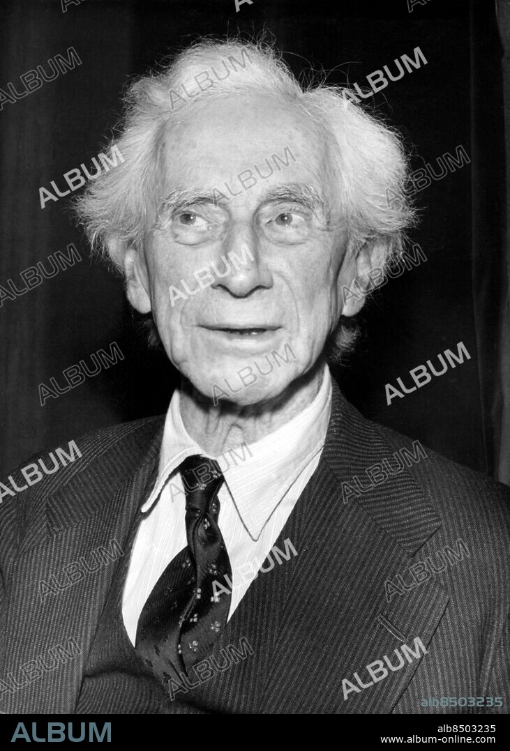 Orig. bildtext... LORD BERTRAND RUSSEL A RECU LE PRIX KALINGA. En fin de soirée, à la Maison de l'Inesco `Paris, le Prix Kalinga a été remis à Lord Bertrand Russel, le grand savant et philosophe britannique. Le Prix Kalinga, d'une valeur de mille livres sterling, a pour but de faire reconnaitre la valeur des grands interprétes de la science et de favoriser les relations entre l'Inde et les milieux scientifiques de toutes les nations. Sur notre photo, après avoir recu son Prix, Lord Bertran Russel était naturellement satisfait. Anm. Nobelpriset i litteratur 1950 Författare CD102 persons: BERTRAND RUSSELL sites: FRANKRIKE;PARIS;STORBRITANNIEN*.