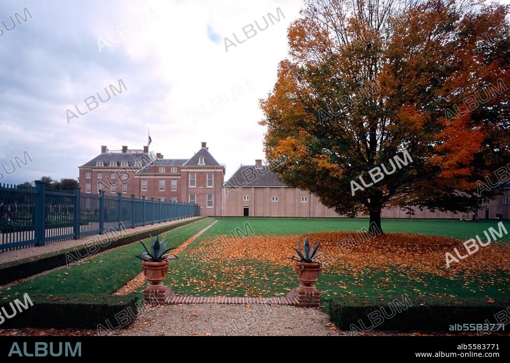 Apeldoorn (Gueldre, Pays-Bas), palais Het Loo (constr. 1685-92 sous Guillaume III d'Orange ; arch. : Jacob Roman et Daniel Marot). Vu partielle.