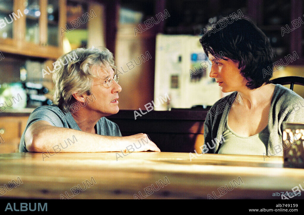 JULIETTE BINOCHE and RICHARD GERE in BEE SEASON, 2005, directed by DAVID SIEGEL and SCOTT MCGEHEE. Copyright FOX SEARCHLIGHT PICTURES / BRAY, PHIL.