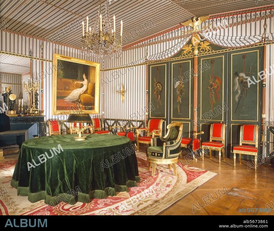 Rueil-Malmaison (Hauts-de-Seine, Frankreich), Château - Schloß Malmaison. (ab 1798 Aufenthaltsort Napoleon Bonapartes und seiner Gemahlin Josephine; Umbauten 1800-02 durch Ch. Percier u. P.F.L Fontaine). Innenansicht: Salle du Conseil (Juli 1800 im Stil eines Zelts ausgestattet). Foto, 2002.