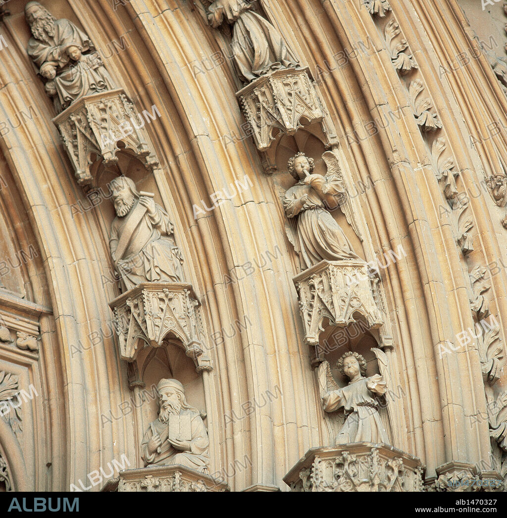 ARTE GOTICO. ESPAÑA. CATEDRAL DE PALMA DE MALLORCA. Las obras se iniciaron en el 1230 y se prolongaron hast el 1600. Detalle de las ARQUIVOLTAS decoradas con esculturas góticas de ángeles, uno de ellos tocando una gaita. PUERTA DEL MIRADOR, abierta en el muro orientado hacia el mar, y proyectada por Guillém Sagrera (1380-1456). Mallorca. Islas Baleares. Mallorca. ISLAS BALEARES. España.