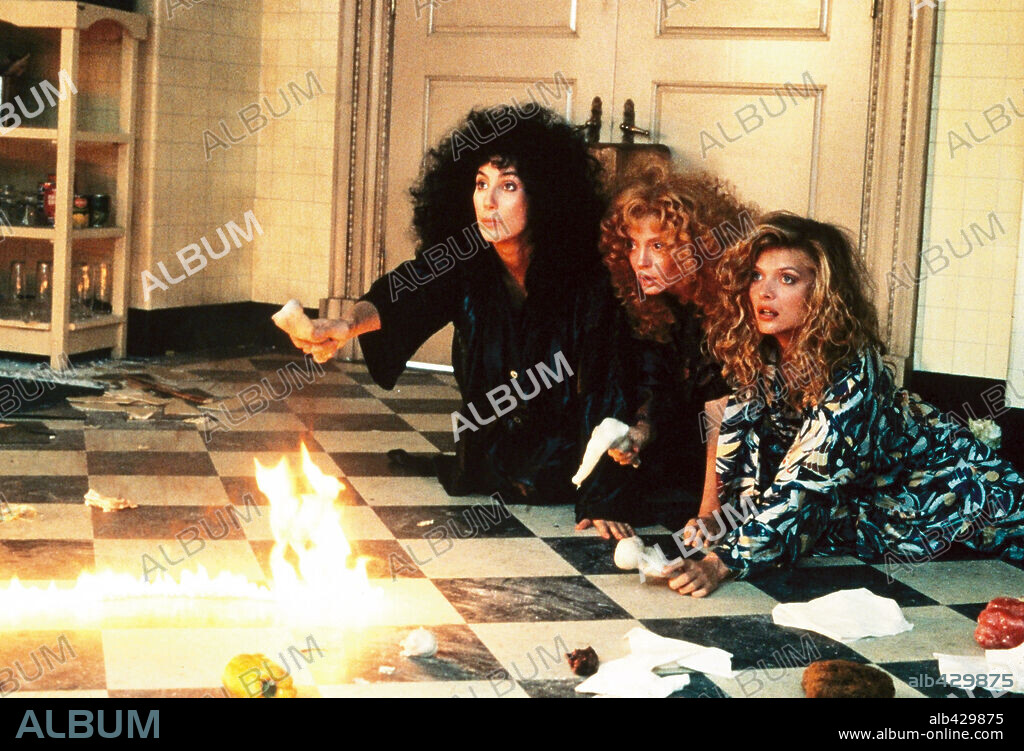 CHER, MICHELLE PFEIFFER y SUSAN SARANDON en LAS BRUJAS DE EASTWICK, 1987 (THE WITCHES OF EASTWICK), dirigida por GEORGE MILLER. Copyright WARNER BROTHERS.