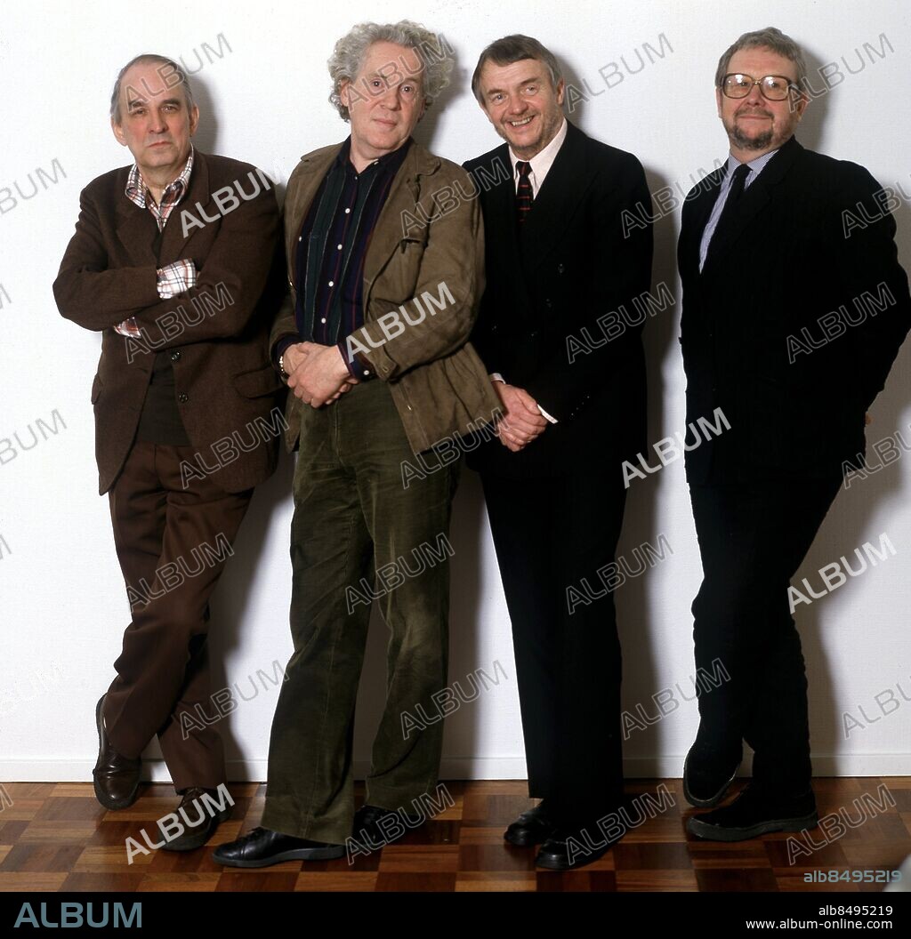 ©SCANPIX SWEDEN, 1982.. Regissören Ingmar Bergman.. Ingemar (t.v.) Bredvid honom, (fr.v) står Erland Josephson, Jan-Olof Strandberg och Lasse Pöysti. Alla på bilden har någon gång varit chef för Dramaten i Stockholm.. Foto: Leif R Jansson/SCANPIX. Code: 50020. ***. ENGCAP: Director Ingmar Bergman. Beside him from the left, Erland Josephson. Jan-Olof Strandberg and Lasse Pöysti.. All of the them has at one time been head of the Swedish Royal Dramatic Theatre.