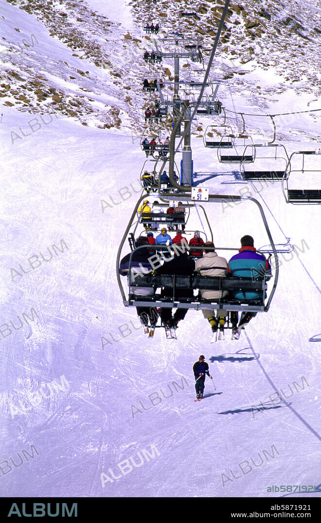 Estación de Ski de Candanchú; telesilla / pistas zona alta.