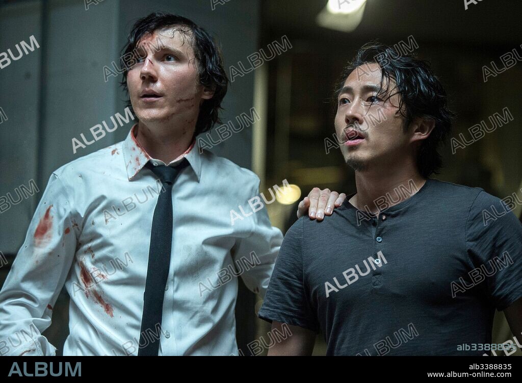 PAUL DANO and STEVEN YEUN in OKJA, 2017, directed by BONG JOON HO. Copyright PLAN B ENTERTAINMENT.