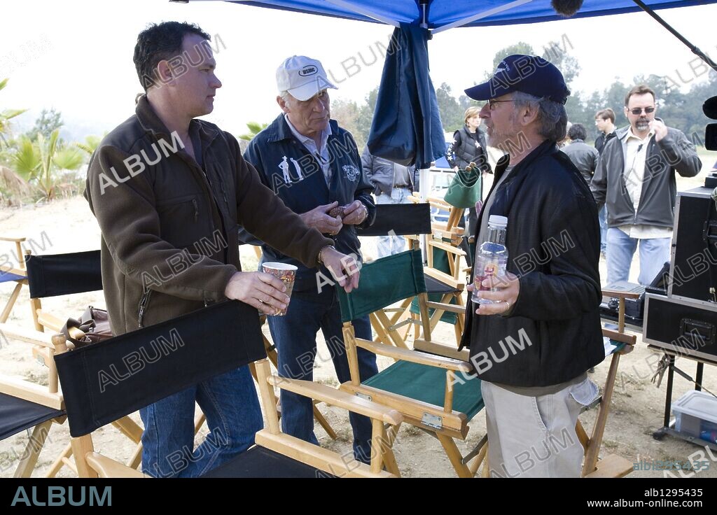 DALE DYE, STEVEN SPIELBERG and TOM HANKS in THE PACIFIC, 2010, directed by CARL FRANKLIN, DAVID NUTTER, JEREMY PODESWA and TIMOTHY VAN PATTEN. Copyright DREAMWORKS SKG/HBO FILMS/PLAYTONE / JAMES, DAVID.