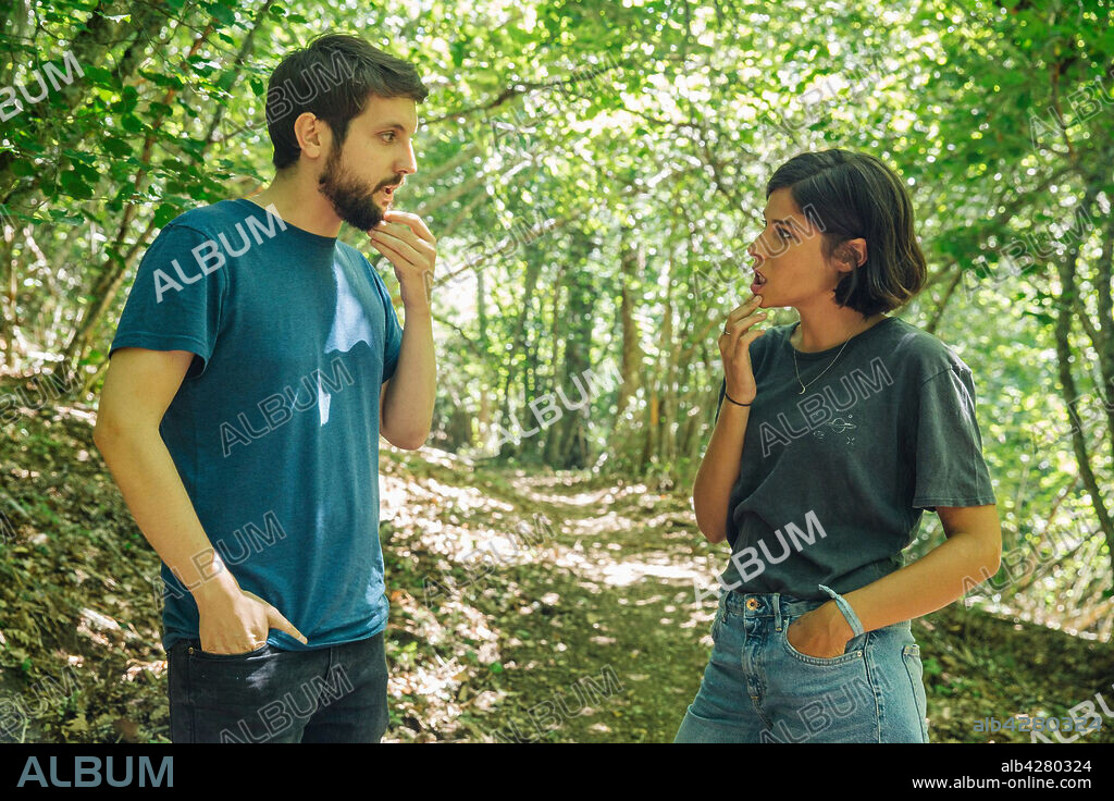 ADAM QUINTERO y IRIA DEL RIO en EL INCREÍBLE FINDE MENGUANTE, 2019, dirigida por JON MIKEL CABALLERO. Copyright Montreux Entertaiment / Trepamuros Producciones.
