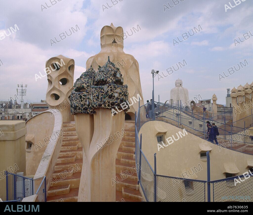 ANTONI GAUDÍ. CHIMENEAS MODERNISTAS- 1906-10.