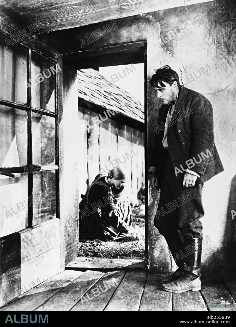 EDMOND O'BRIEN y JANET GAYNOR en AMANECER, 1927 (SUNRISE: A SONG OF TWO HUMANS), dirigida por F. W. MURNAU. Copyright FOX FILMS.