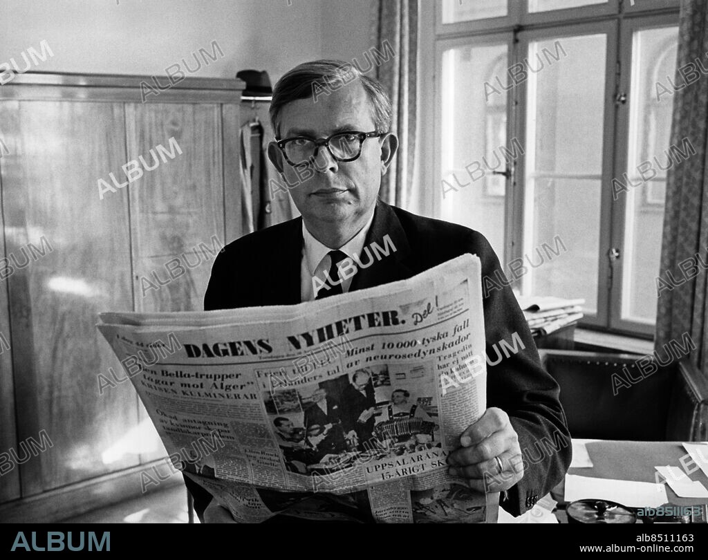 ARKIV 1962. Sven-Erik Larsson, chefredaktör på Dagens Nyheter 1960-78 med huvudansvar för ledarsidan. Foto: Bertil S-son Åberg / SVT Bild / Kod: 5600. RiR sv/v 16477.