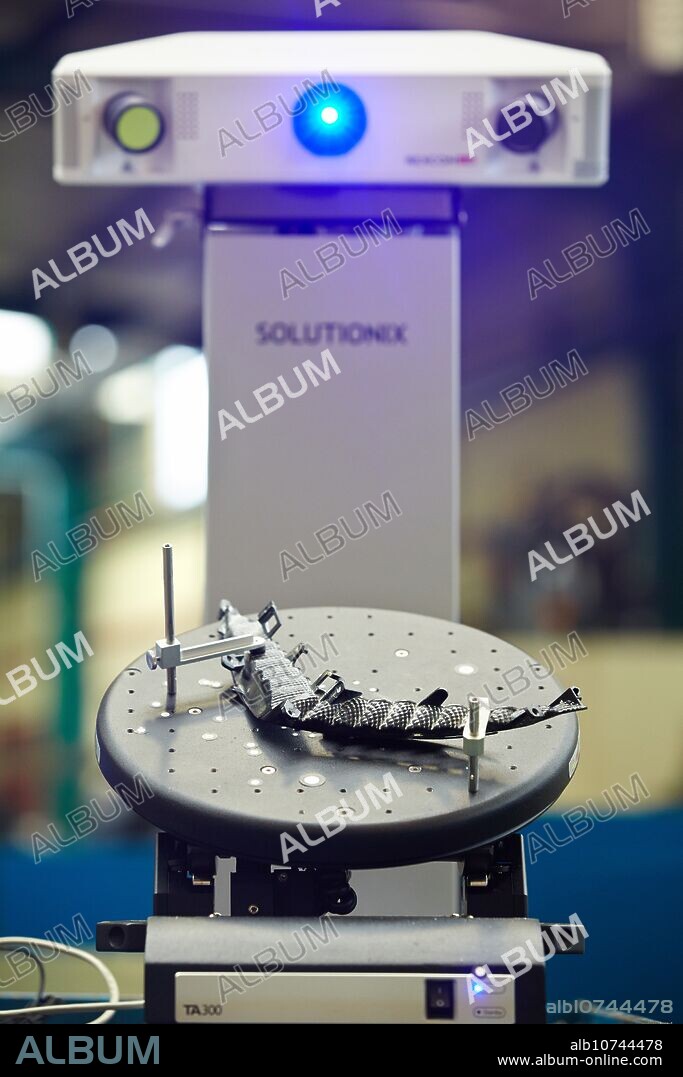 Rexcan CS +. White Light System. Technician inspecting production piece in 3D measurement system without contact. Innovative Metrology applied. Sariki Metrology. Elgoibar. Gipuzkoa. Basque Country. Spain.