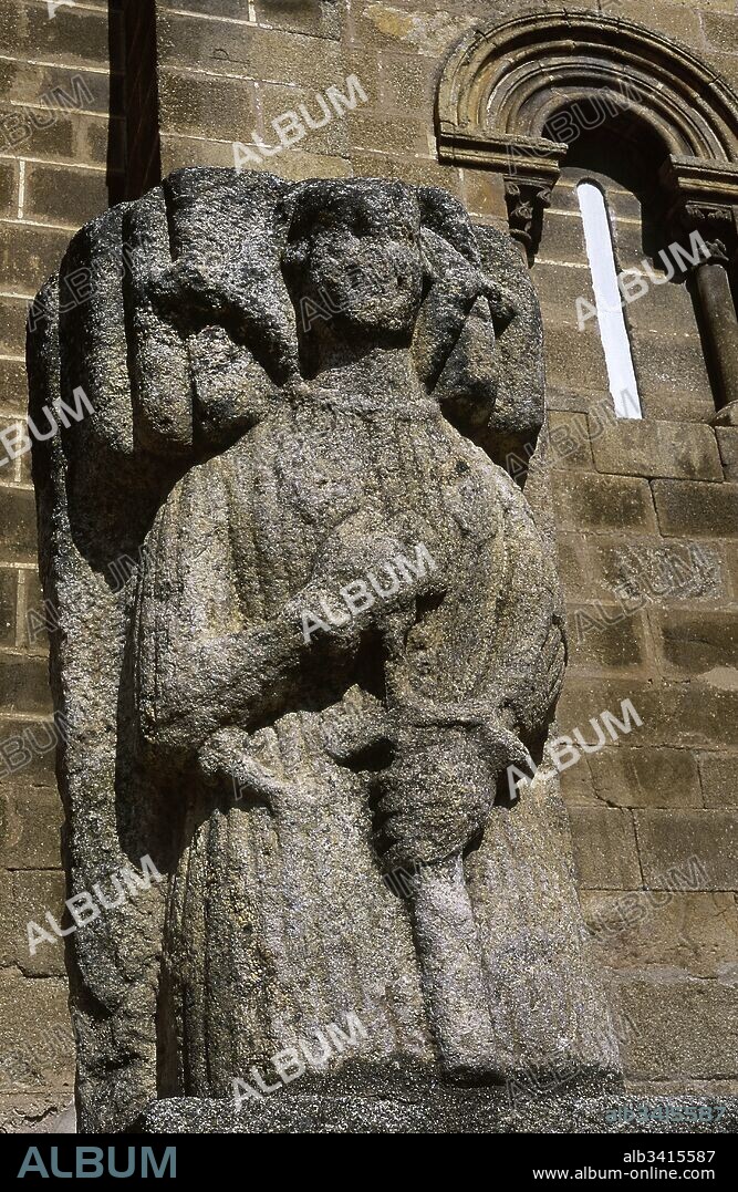 Frey García Fernández Barrantes. Séptimo maestre de la Orden de Alcántara. Ocupó el cargo entre los años 1254 y 1284. Tapa escultórica del sarcófago del maestre, ubicada en la fachada de la Iglesia de Santa María de Almocóvar. Alcántara. Provincia de Cáceres. Extremadura. España.