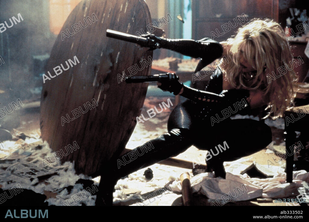 PAMELA ANDERSON in BARB WIRE, 1996, unter der Regie von DAVID HOGAN. Copyright GRAMERCY PICTURES.