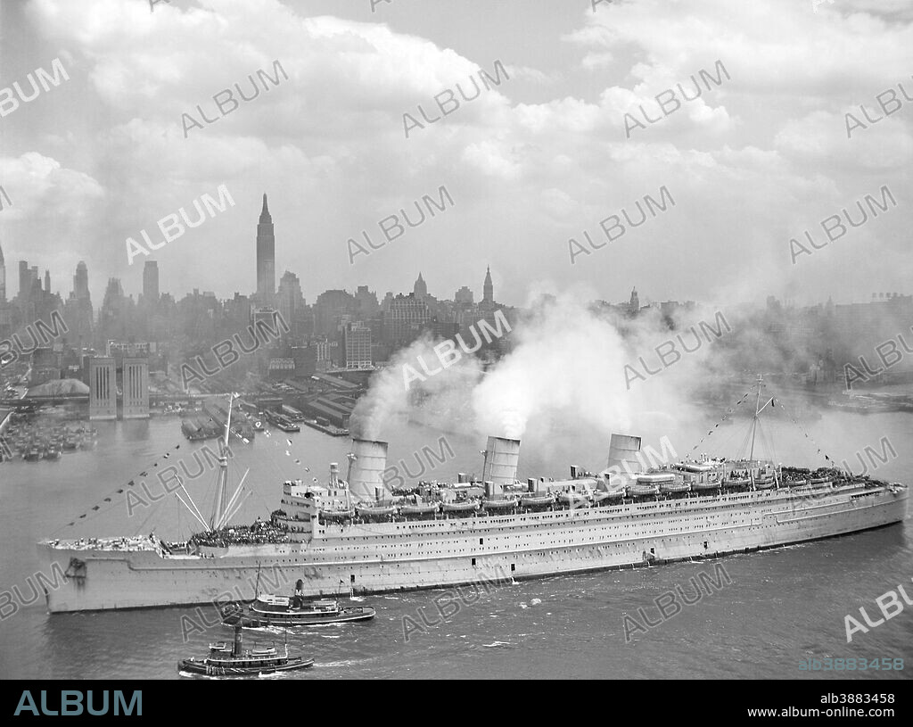 Vintage World War II photo of the British liner RMS Queen Mary arriving in New York harbor, June 20th 1945, with thousands of American troops returning from Europe.