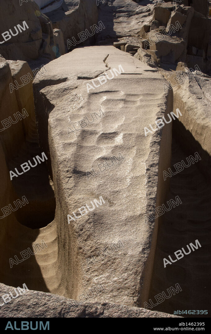 ARTE EGIPCIO. EGIPTO. OBELISCO inacabado en una cantera de granito rosado. Asuán (Aswan). Norte de Africa.