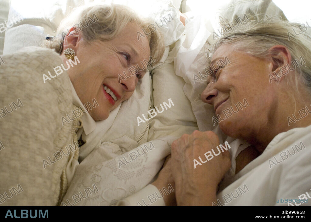 MERYL STREEP and VANESSA REDGRAVE in EVENING, 2007, directed by LAJOS KOLTAI. Copyright HART-SHARP ENTERTAINMENT.