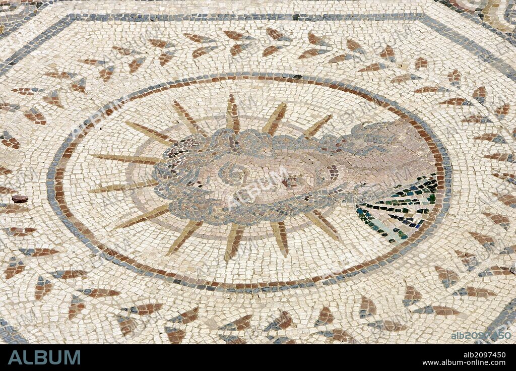 ARTE ROMANO. ESPAÑA. ITALICA. Ciudad fundada hacia 206 a. C., por iniciativa de Cornelio Escipión. Mosaico del Planetario. Representación de Helios (el Sol), una de los sietes dioses asociacos a los astros que regían el Universo (Domingo). Santiponce. Provincia de Sevilla. Andalucia.