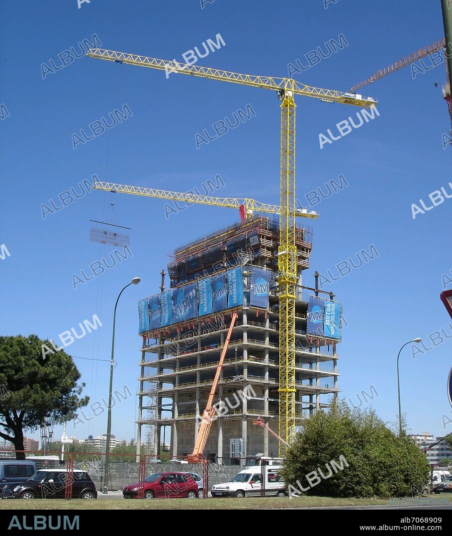 CESAR PELLI (1926-2019)-IÑIGO ORTIZ-ENRIQUE LE. CONSTRUCCION DE LA TORRE DE CRISTAL DE LA MUTUA MADRILEÑA - PARQUE EMPRESARIAL CUATRO TORRES BUSINES AREA - FOTO 2006.