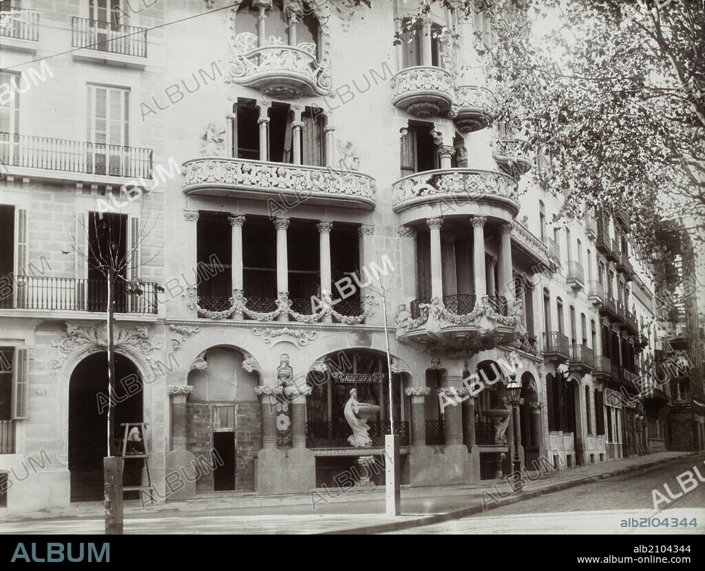 FACHADA DE LA CASA LLEO MORERA (PASEO DE GRACIA 35), DEL ARQUITECTO LLUIS DOMENECH I MONTANER (COLECCIÓN ASF IMAGEN DE FOTOGRAFIAS ANTIGUAS, PRINCIPIOS S. XX).