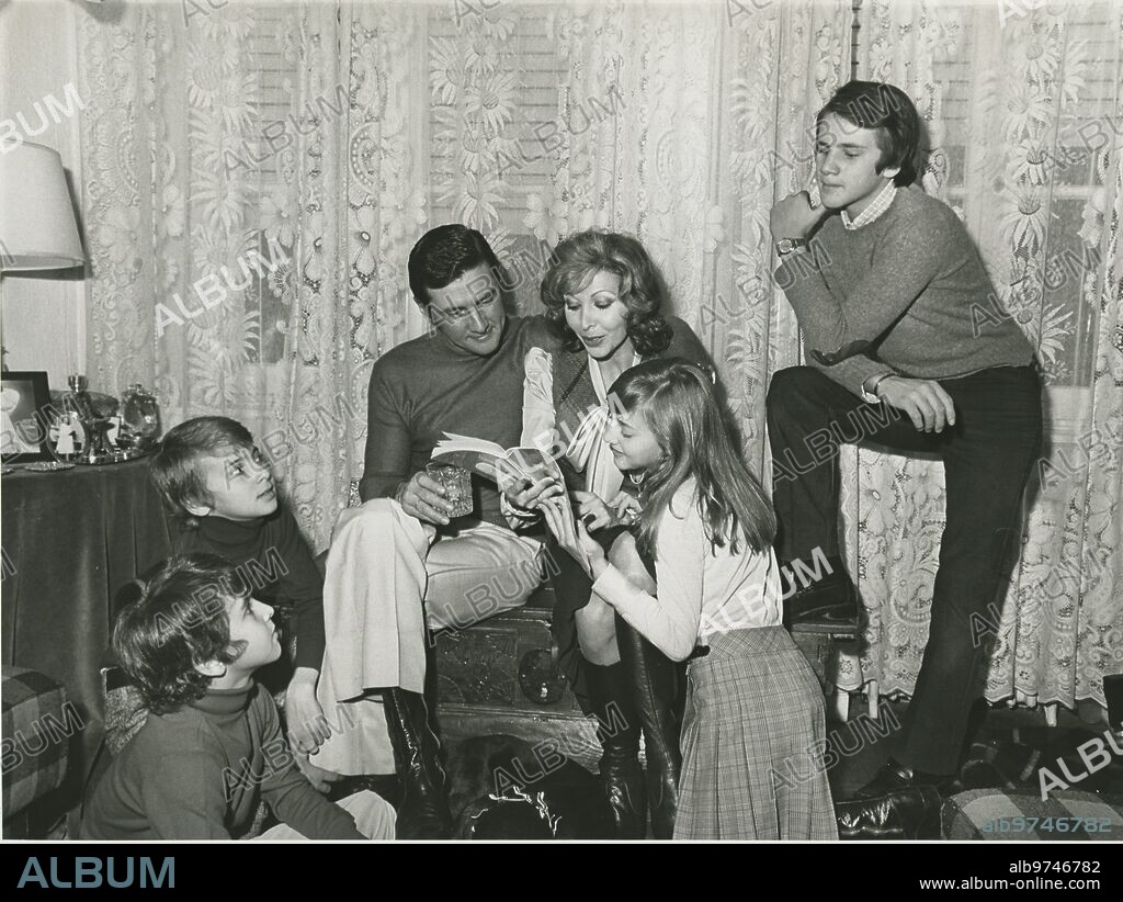 1980. Carlos Larrañaga y María Luisa Merlo en casa con sus hijos.