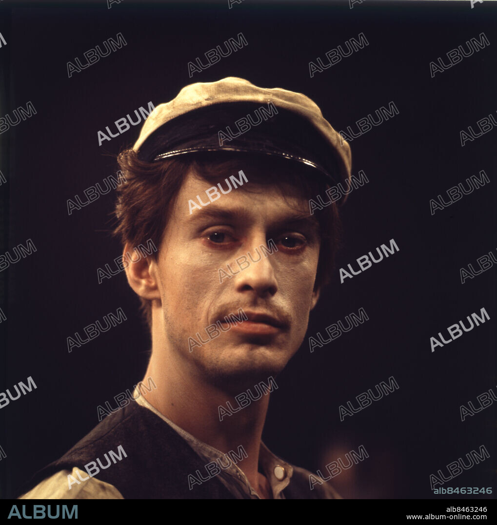 1972.. SPÖKSONATEN Ett kammarspel av August Strindberg i regi av Johan Bergenstråhle Sänt första gången 1972-10-30 Studentmössor persons: STEFAN EKMAN sites: SVERIGE.