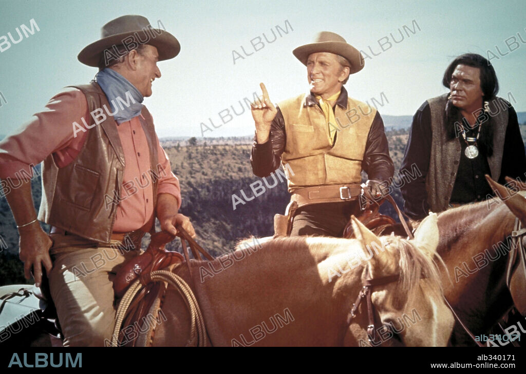 JOHN WAYNE y KIRK DOUGLAS en ATAQUE AL CARRO BLINDADO, 1967 (THE WAR WAGON), dirigida por BURT KENNEDY. Copyright UNIVERSAL PICTURES.