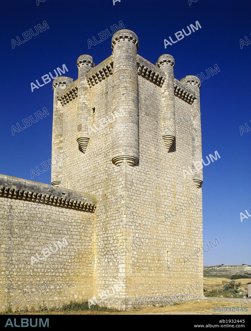 Castilla-León. Torrelobatón. Torre del Homenaje del castillo, construido en el primer cuarto del siglo XV por la familia Enríquez. Reformado tras los daños sufridos durante la Guerra de las Comunidades en 1538. Provincia de Valladolid. España.