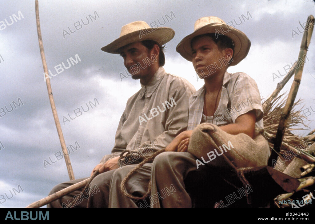 SEAN PENN and VITO MARIA SCHNABEL in BEFORE NIGHT FALLS, 2000, directed by JULIAN SCHNABEL. Copyright GRANDVIEW PRODUCTIONS / DAZA, DANIEL.