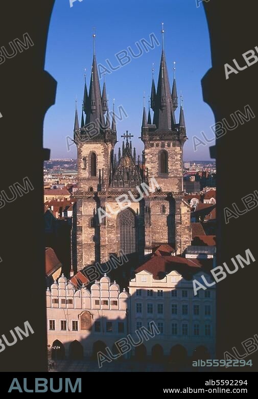 Prag - Praha (Tschechien), Teynkirche. (Marienkirche, gegr. 1135, Umbau 3. Viert. 14. Jh. durch Parler-Hütte; Türme 1463-1511). Blick auf die Teynkirche von Westen. Foto, undat. (1995?).