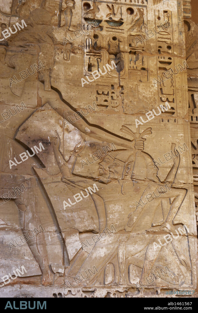 ARTE EGIPCIO. TEMPLO DE RAMSES III. Relieves con la representación del faraón RAMSES III VICTORIOSO CON PRISIONEROS DE GUERRA. Imperio Nuevo. (1550-1069 a. C). Dinastía XX. TEBAS. Medinet-Habou. Egipto.